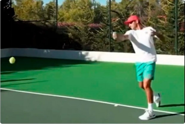 Roger Federer hizo delirar a sus seguidores al volver a pegarle a la pelota / es-us.deportes.yahoo.com