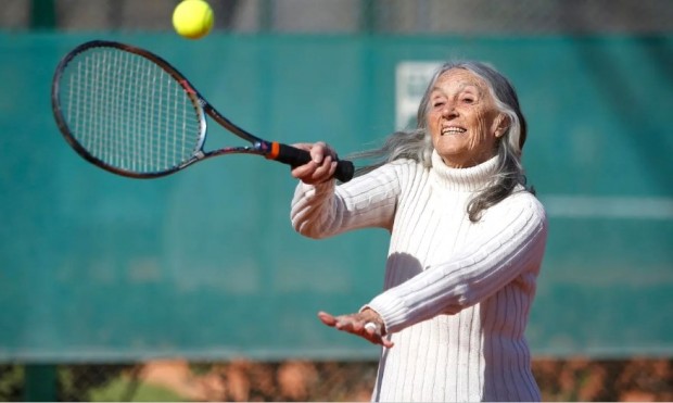 A sus 88 años, la argentina Ana Obarrio sigue jugando al tenis y sorprende a todos / www.lanacion.com.ar