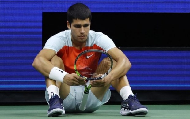 Carlos Alcaraz estrenó el número 1 del mundo de la peor manera, y cayó de forma contundente / www.puntodebreak.com