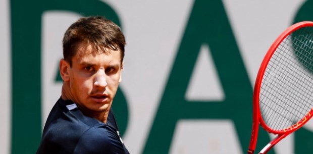Camilo Ugo Carabelli confesó haberse colado en el VIP del torneo de Buenos Aires, y ahora ganó su primer partido allí / www.puntodebreak.com