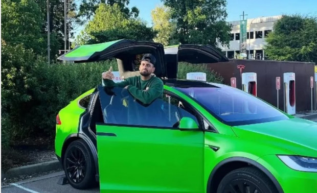 Nick Kyrgios junto al automóvil Tesla de su madre, quien sufrió el violento robo de vehículo: el tenista ayudó a recuperarlo a través del teléfono celular / www.lanacion.com.ar