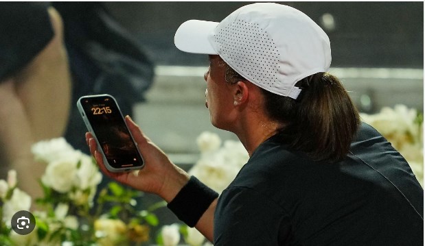 Increíble: a la número 1 del mundo, Iga Swiatek, le sonó el teléfono celular en pleno partido / www.infobae.com