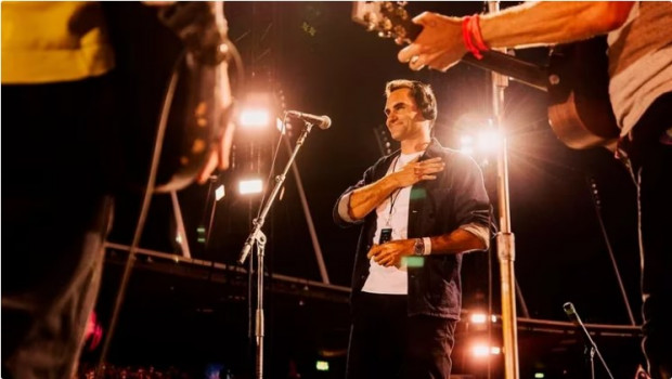 Roger Federer, como un arista más: se subió al escenario y cantó en un recital que Coldplay brindó en Zurich / www.infobae.com