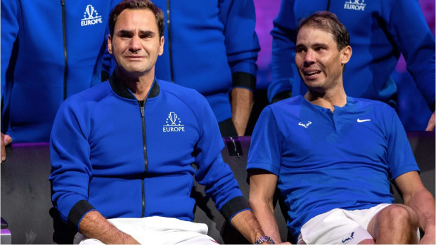 Roger Federer, junto a Rafael Nadal en el momento de su retiro / www.revistavanityfair.es