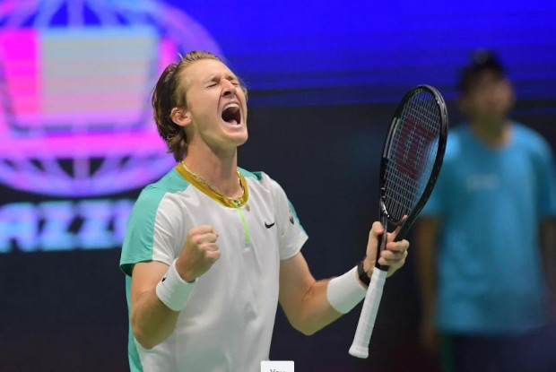 Sebastian Korda sorprendió a Daniil Medvedev y lo derrotó en Shanghái; entre otros, ganó un punto sencillamente espectacular / canaltenis.com