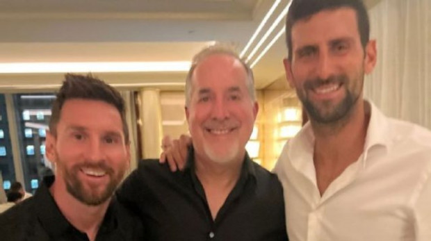 Novak Djokovic y Lionel Messi, a pura sonrisa en Miami; en el medio Jorge Más, uno de los dueños del Inter Miami / www.espn.com.co