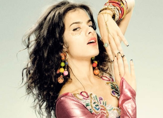 Celine Reymond, la actriz denomina su propuesta musical como Kali Mutsa. Ella presenta una mezcla de música gitana, folclor y electrónica. Su proyecto comenzó en el 2010.