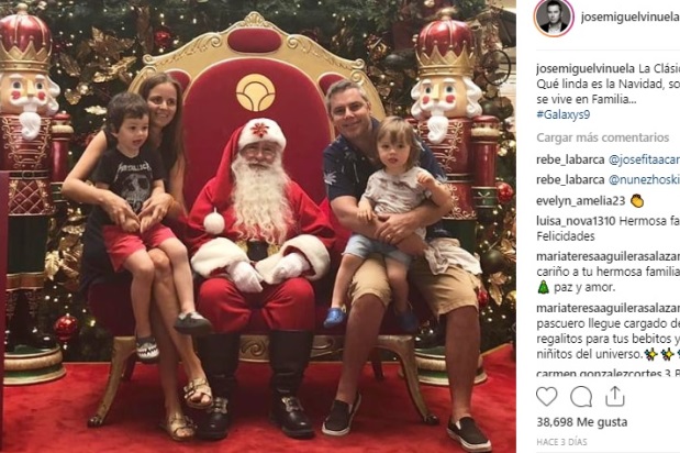 El animador de Mega José Miguel Viñuela y su familia.