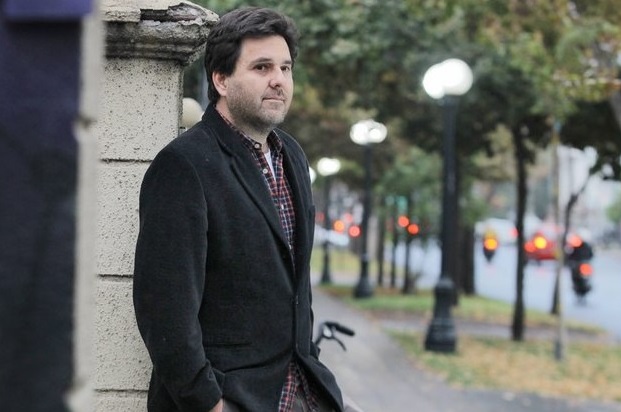 Cristián Arcos: El ex rostro de Chilevisión reveló a LUN que sufre “depresión biológica endógena” y que lleva dos décadas luchando contra esta enfermedad. “Los cambios de estación, por ejemplo, me afectan mucho. No sé si será por el cambio de luz. La primavera me mueve el piso, no podría explicar por qué”. El profesional, además, aseguró que intentó suicidarse pero “por suerte no se concretó (…). Le prometí a mi hijo que jamás lo haría pasar por eso”, dijo sobre la situación crítica que vivió.