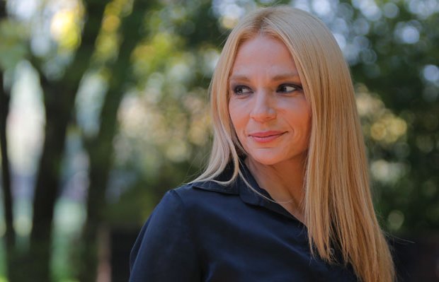 Úrsula Achterberg: La recordada actriz por su participación en la teleserie "Fuera de Control" volvió a la noticia hace 10 años cuando se vio vuelta en una serie de polémicas, especialmente cuando fue sorprendida robando maquillajes y chocolates en un supermercado. En aquel entonces, el defensor público argumentó que Achterberg sufre de depresión endógena.