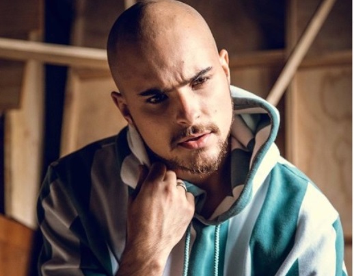 Augusto Schuster: El cantante y actor comenzó muy joven en el medio artístico y hoy con 27 años, luce un tanto mayor a su edad.
