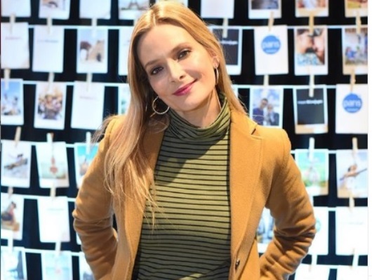 Nicole: Denisse Laval, su verdadero nombre, comenzó muy pequeña en el mundo artístico y nadie pensaría que tiene 42 años, porque se ve más joven.