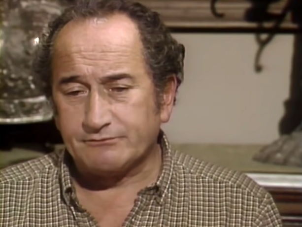 “La Represa” de TVN (1984): Alarcón interpretó a "Roberto Betancourt", un malvado y abusador patrón de fundo.
