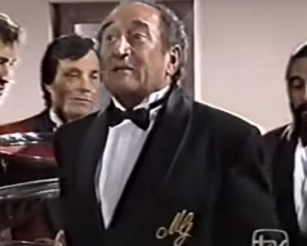 “Marrón Glacé” de Canal 13 (1993): El actor dio vida a "Waldo", el estricto jefe de los mozos en el salón de eventos de “Clotilde”, personaje interpretado por Gloria Münchmeyer.