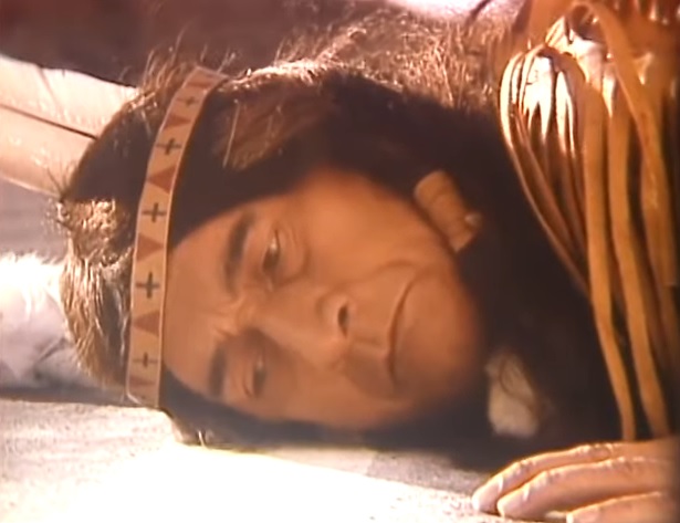 El Indio en comercial de Firestone (1985): Este recordado spot fue ganador del León de Oro en Cannes. Inolvidable la frase emitida por Alarcón: “Si camino no hablar, nadie venir”.