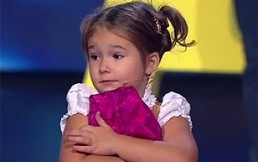 VIDEO: Niña de 4 años habla fluidamente 7 idiomas y se convierte en sensación de internet
