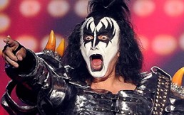 Gene Simmons, legendario líder de Kiss, hace gala de su kilométrica lengua en matinal a sus 68 años
