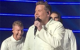 James Corden se convierte en un Backstreet Boy en genial show de Las Vegas