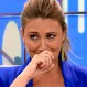 Presentadora española rompe en llanto tras volver a su programa tras una difícil operación