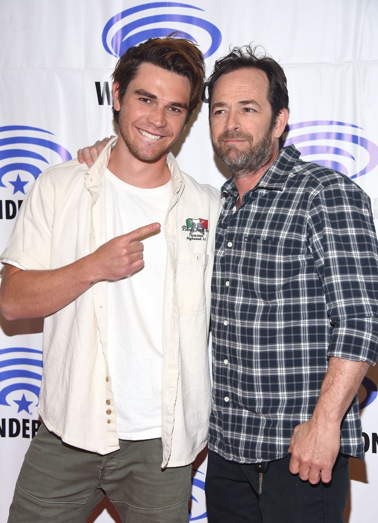 Junto a KJ Apa, su hijo, en Riverdale.