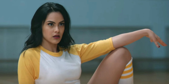 camila-mendes-baila-asereje-2