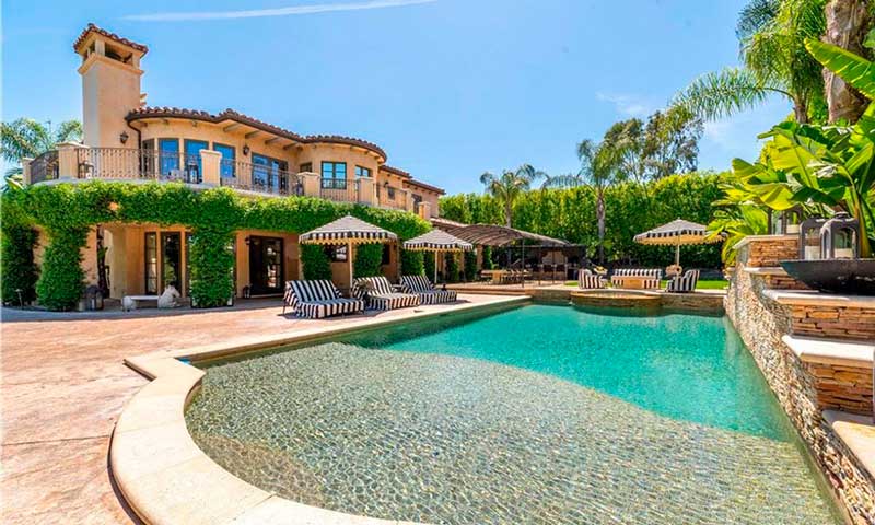 kaley-cuoco-vende-su-mansion-que-compro-a-khloe-kardashian-1