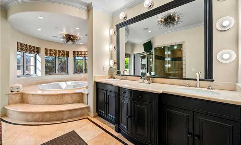 kaley-cuoco-vende-su-mansion-que-compro-a-khloe-kardashian-10