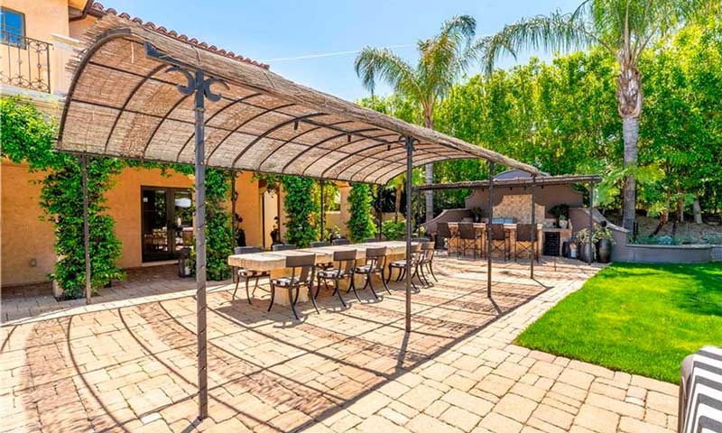 kaley-cuoco-vende-su-mansion-que-compro-a-khloe-kardashian-11