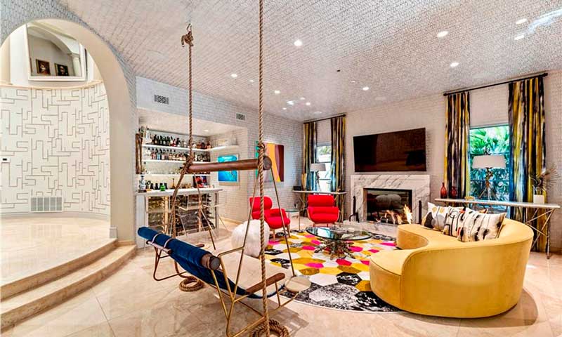 kaley-cuoco-vende-su-mansion-que-compro-a-khloe-kardashian-4