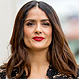 Salma Hayek publica foto semidesnuda frente a un espejo y se apodera de las redes sociales