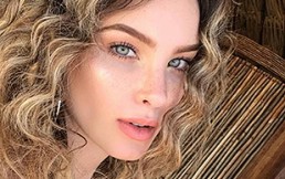 Belinda usa llamativas botas y maquillaje y sus fans no paran de aplaudirla