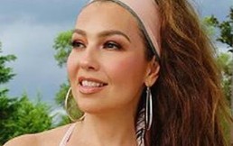 Thalía reaparece irreconocible en el lanzamiento de su nuevo videoclip