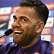 Seleccionado brasileño Dani Alves destapa una cerveza de chilena: Increíble video