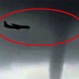 Video muestra momento exacto en que avión vuela a través de 3 tornados: Pánico en el cielo