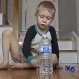 Este niño logra algo único con su truco de botellas y dados: Increíble video