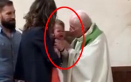 Indignación por sacerdote que abofetea a un bebé durante bautismo: Repudio por este video