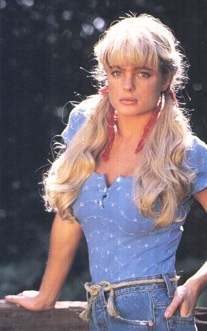 erika-eleniak00