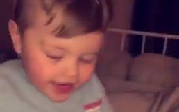 Bebé muestra foto de su padre fallecido y apunta a algo que no se ve: ¿Quién estaba junto al niño?