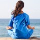 La extraña posición de yoga de una mujer en la playa: Curiosa ilusión óptica se toma las redes