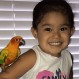La pequeña niña que sorprendió a las redes usando a su pájaro mascota como arma de ataque