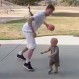 Papá juega a humillar a su pequeño hijo en el básquetbol para que aprenda a perder: No todos rieron con la broma