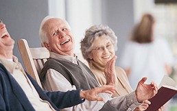 Abuelos felicitan a su nieta a través de audios de Whatsapp sin saber utilizarlo: Lo más gracioso que escucharás hoy