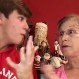 Los divertidos desafíos de este nieto y su abuela: Hace todo para que ella gane