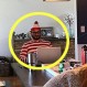 Estos divertidos disfraces transformaron a un hombre en la estrella de las videoconferencias de su esposa