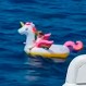 Providencial rescate de niña que iba a la deriva en el mar montada en un flotador de unicornio