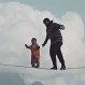 Ingenioso papá se hace viral con creativas fotos “cuidando” a su hija mientras la mamá no está
