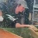 Captan el desesperante momento en que un lagarto muerde la mano de una mujer