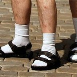 Sandalias con calcetines: horribles, pero a la moda