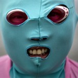 Facekinis: La moda de china de no revelar el color de la piel en la playa por status
