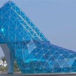 Construyen una iglesia con forma de zapato para atraer mujeres